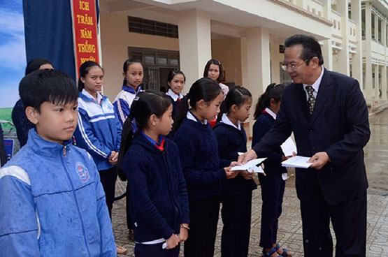 Trao 1.500 suất học bổng cho học sinh nghèo