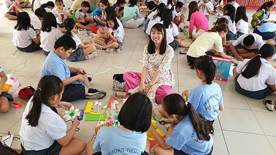 Học sinh làm lồng đèn từ rác thải