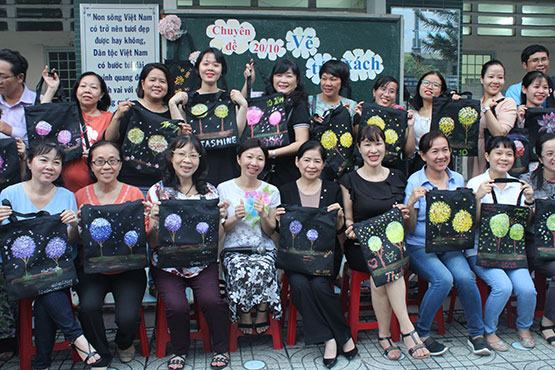 Vẽ tranh trên túi bảo vệ môi trường