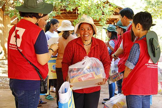 Tặng 250 phần quà cho gia đình khó khăn