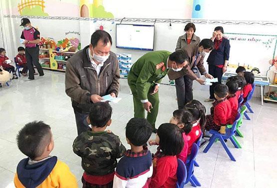 Học sinh dân tộc thiểu số được tặng khẩu trang