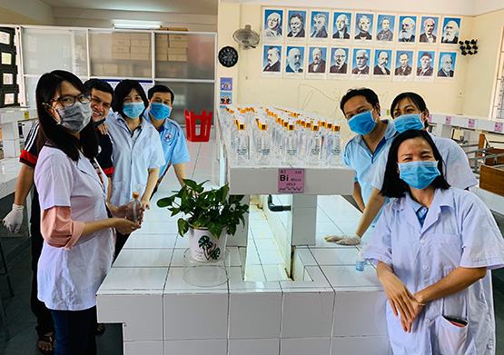 Giáo viên điều chế nước rửa tay tặng học sinh