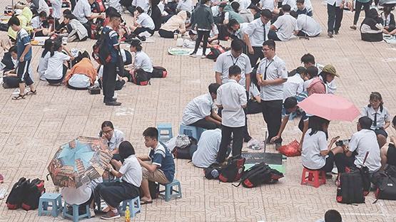 Học sinh trổ tài đo chu vi trái đất