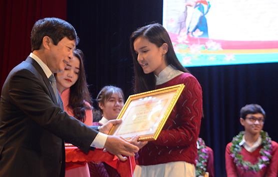 Tuyên dương, khen thưởng 98 học sinh xuất sắc