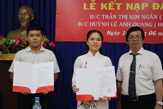 Một HS Trường Marie Curie được kết nạp Đảng