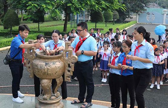 “Đội viên quận 2 tiếp bước cha anh”