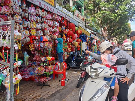 Thị trường Trung thu: Bánh ế, đồ chơi hút khách