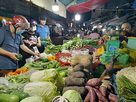 TP.HCM: Cam kết không để giá hàng hóa theo lương “té nước theo lương”