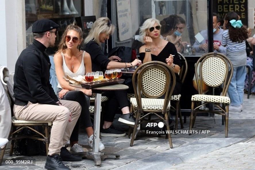 Thế giới ứng phó tình trạng người dân do dự tiêm chủng vaccine ra sao?