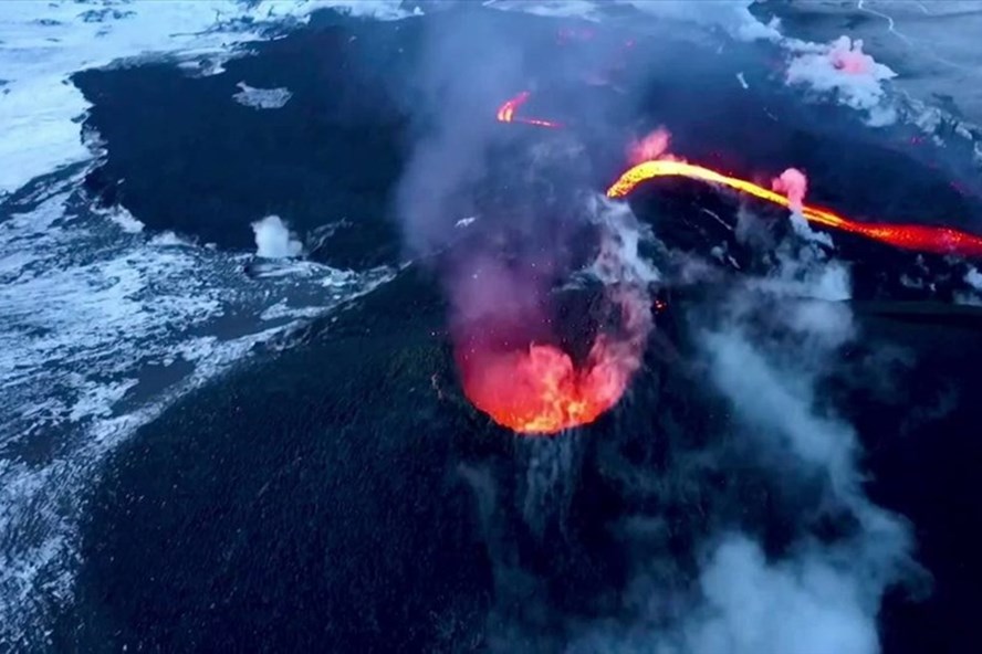 Rơi máy bay xuống hồ núi lửa ở Nga, 8 người sống sót