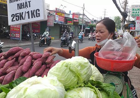 Giá thực phẩm “té nước theo… xăng”: Người lao động “thắt lưng buộc bụng”