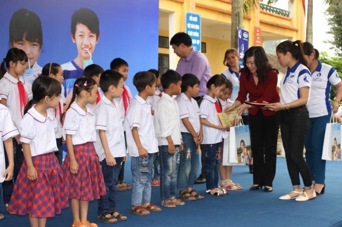 Bà&nbsp;Thị Hương, Giám đốc điều hành Cty Vinamilk trao sữa cho trẻ em nghèo ở Ninh Bình.