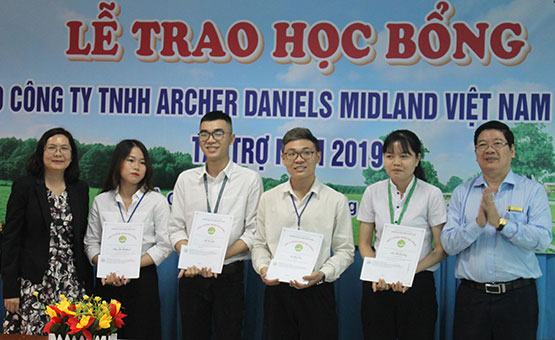 Trao tặng 20 suất học bổng cho sinh viên khó khăn
