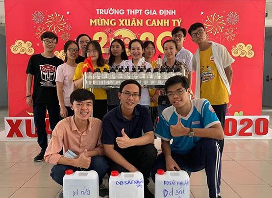 Học sinh điều chế nước rửa tay phòng chống dịch