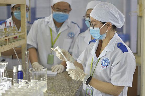 Thưởng 3 nhóm nghiên cứu dung dịch phòng Covid-19