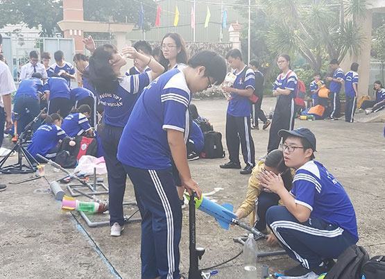 Tưng bừng hội thi bắn tên lửa nước