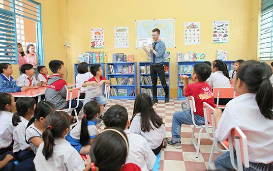 VUS tặng 3.000 đầu sách mới cho học sinh An Giang