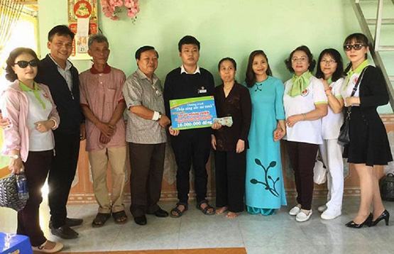 Lâm Đồng: Trao học bổng “Thắp sáng ước mơ xanh” cho 2 học sinh nghèo