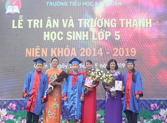 Học sinh lớp 5 tri ân ba mẹ, thầy cô