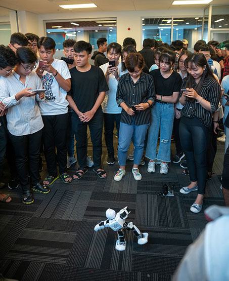 Học sinh trải nghiệm làm chuyên gia công nghệ