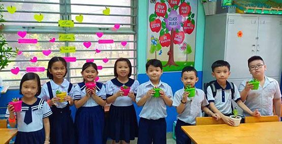 Trồng cây phủ xanh lớp học