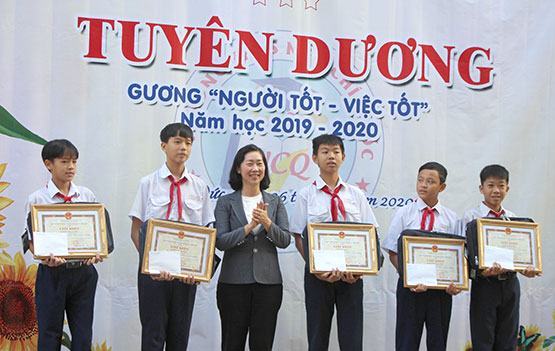 Khen thưởng nhóm học sinh nhặt của rơi trả lại người mất