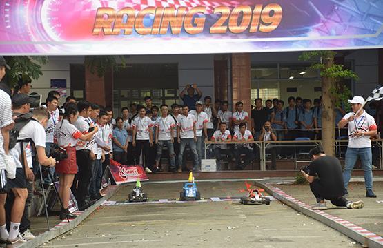 49 đội tham gia cuộc thi “Mini Car Racing” lần 4