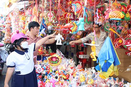 Lồng đèn Trung thu: Đa dạng mẫu mã, sức mua tăng mạnh