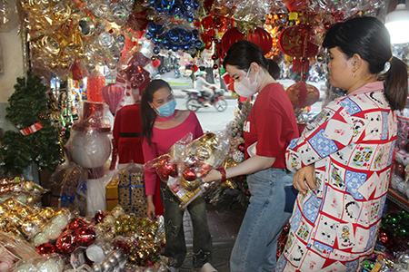 Sôi động thị trường quà Noel