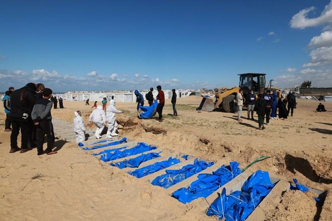 Kinh hoàng những ngôi mộ tập thể ở Gaza