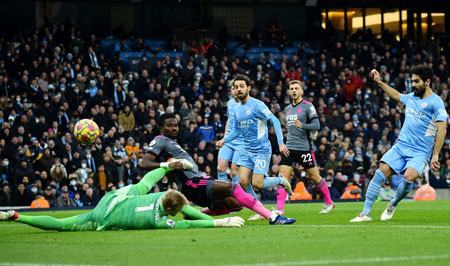 03h15 ngày 30/12, sân Brentford Community, vòng 20 Premier League, Brentford – Man City: Tiệc lớn, tiệc nhỏ liên tiếp