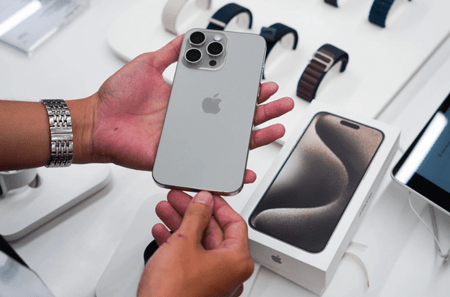 Giá iPhone 15 Pro Max giảm về mức thấp nhất từ khi ra mắt