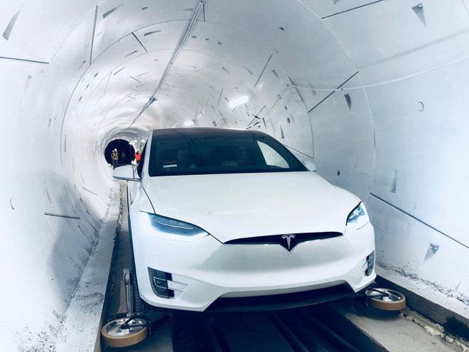 Elon Musk ra mắt đường hầm đầu tiên của Boring Company, đích thân ngồi xe Tesla đi thử