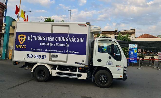 900 liều vắc xin Covid-19 đã về Bệnh nhiệt đới TP.HCM, sẵn sàng tiêm - ảnh 1