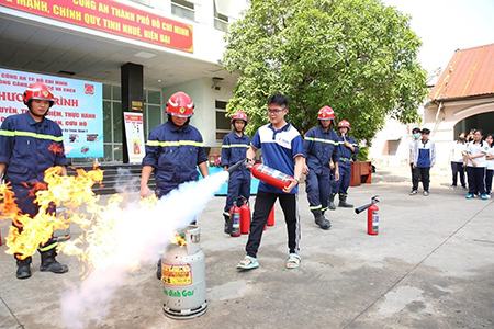 Cao điểm nắng nóng: “Bà hỏa” chạy khắp nơi