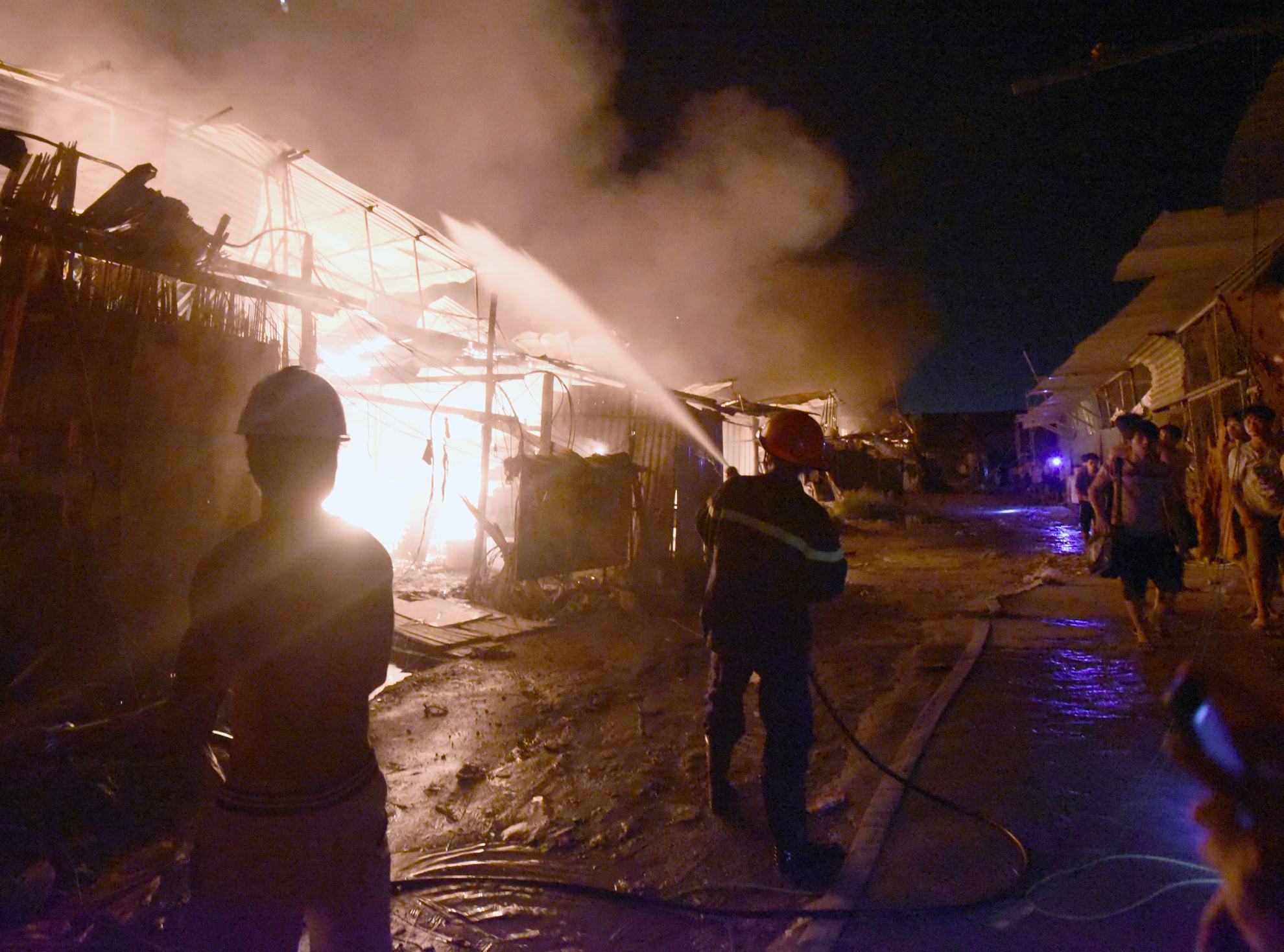 Cháy lớn tại khu lán trại công nhân ở Linh Đàm