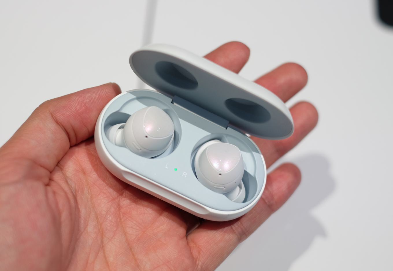 Galaxy Buds - đối thủ của Apple AirPods