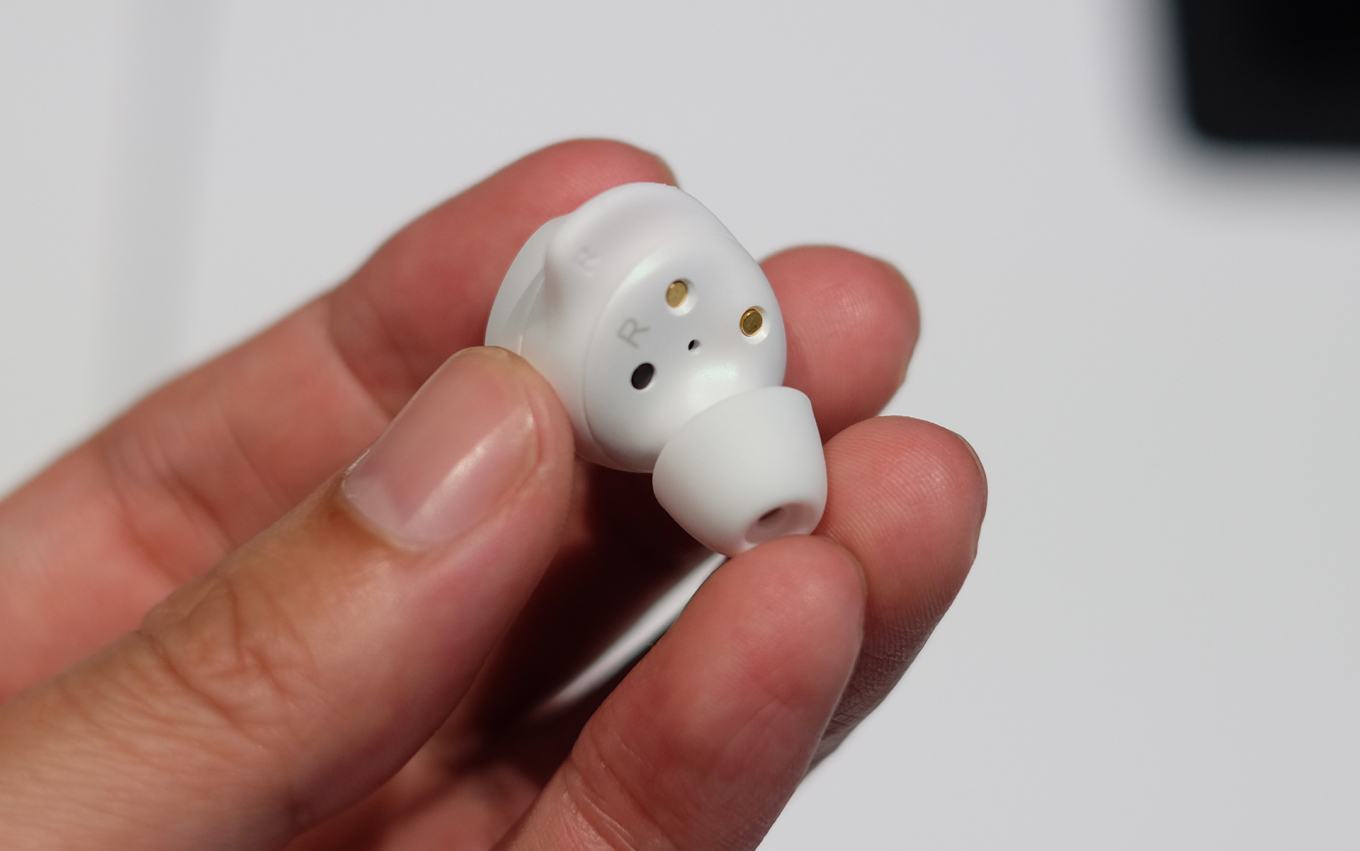 Galaxy Buds - đối thủ của Apple AirPods