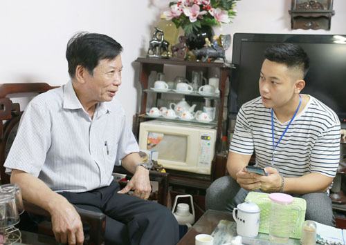 Điều tra viên dân số thu thập thông tin ở gia đình ông Lưu Xuân Thư (Hàng Trống, Hoàn Kiếm, Hà Nôi). Ảnh: Tất Định