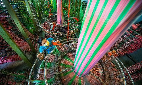 Bên trong một nhà máy dệt bao bì công nghiệp. Ảnh: N.B. Thảo