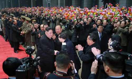 Quan chức và người dân Triều Tiên đón Chủ tịch Kim tại ga Bình Nhưỡng. Ảnh: KCNA.