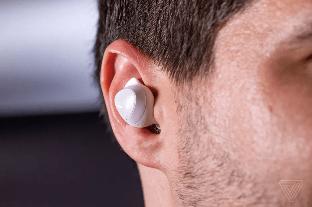 Galaxy Buds - đối thủ của Apple AirPods