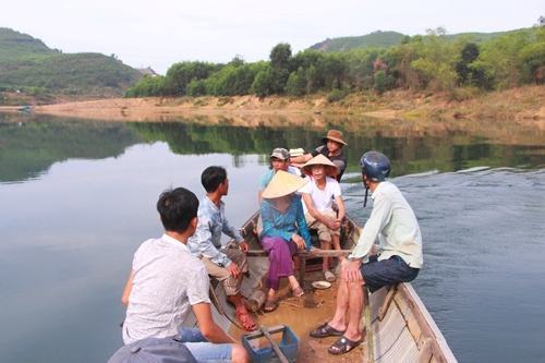 Nghe có tàu thuyền lên thượng nguồn sông Bồ khai thác cát, người tập trung lên truy đuổi ngăn cản. Ảnh: Võ Thạnh