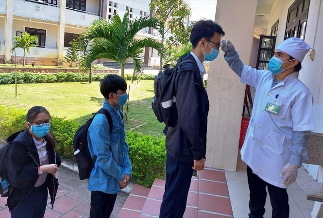 Ðã có 150 ổ dịch, sẽ xuất hiện thêm chùm ca bệnh Đo thân nhiệt thí sinh thi tốt nghiệp THPT 2020 ở tỉnh Quảng Nam. Ảnh: H. Văn