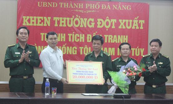 Khen thưởng lực lượng bộ đội biên phòng đấu tranh với tội phạm ma túy