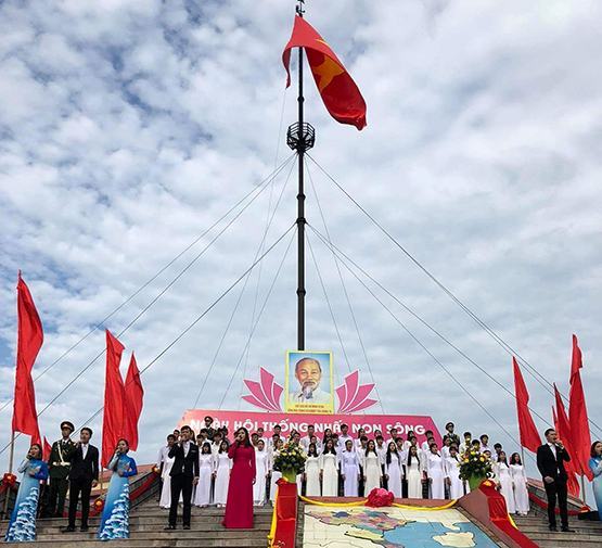 Linh thiêng Lễ thượng cờ Thống nhất non sông