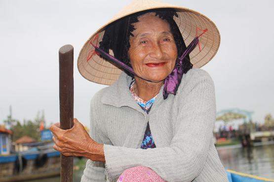 Nụ cười ẩn giấu của “Cụ bà đẹp nhất thế giới”