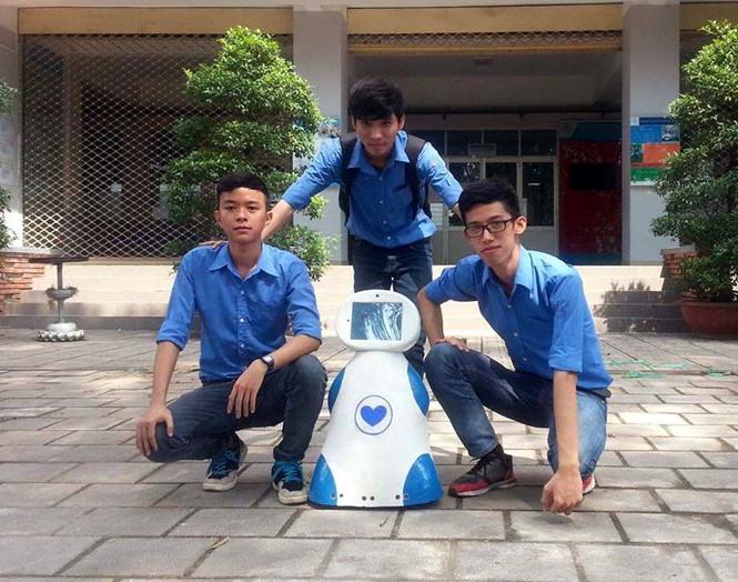 Sinh viên chế tạo robot phục vụ gia đình