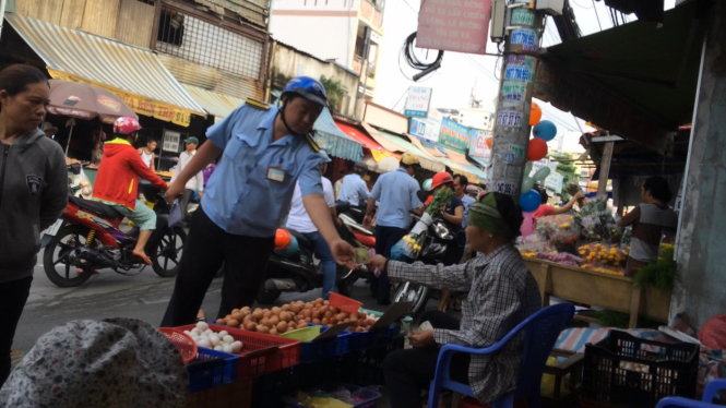 Kiểu phạt tiểu thương kỳ lạ của trật tự đô thị