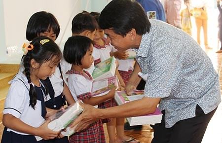 Agribank Phan Đình Phùng tặng sách cho học sinh nghèo
